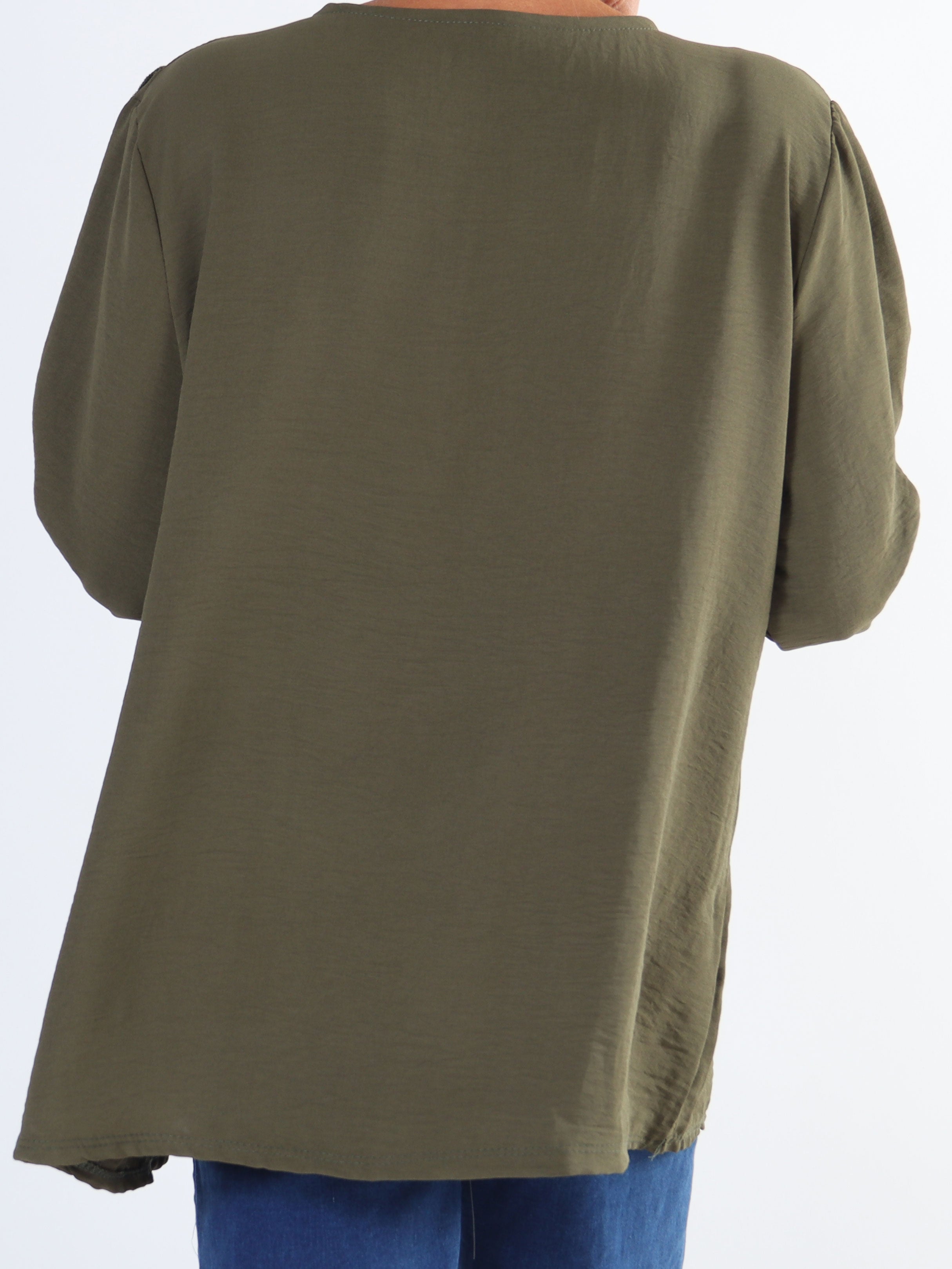 Nicola - Sød plus size bluse med flæser og knapper